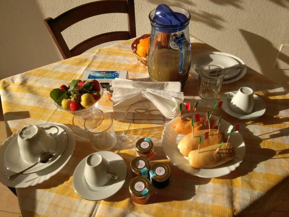 Su Pranu Hotel Onifai Bagian luar foto